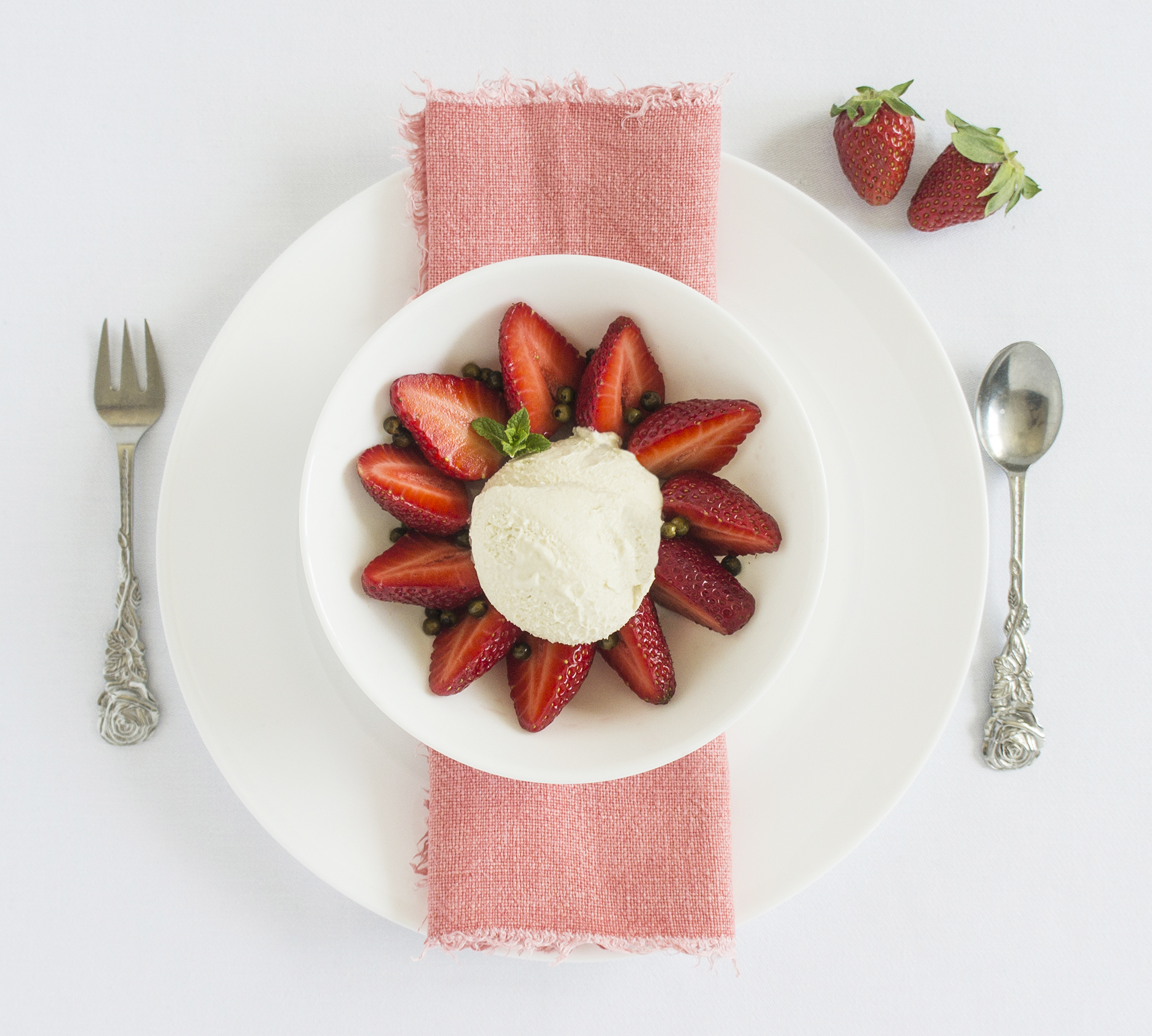 Cashew Eis mit Pfeffer Erdbeeren