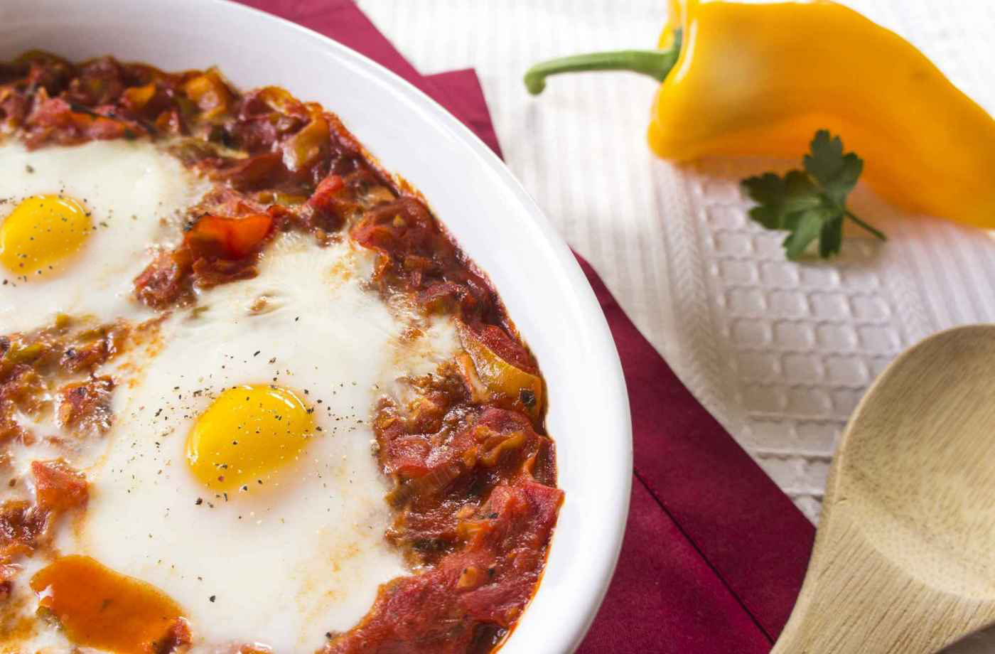 Gebackene Eier auf Tomaten-Paprika-Gemüse Rezept für 2 Personen | Keine ...