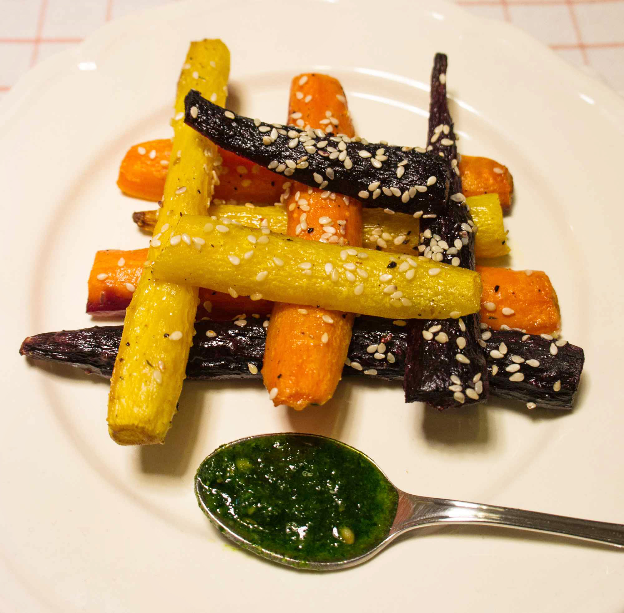 Honig Karotten mit Sesam und Petersilien Pesto