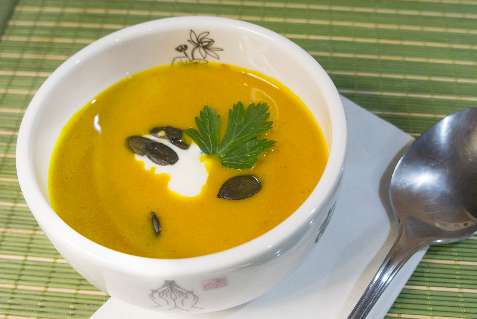 Kürbis-Joghurt-Suppe mit Nelken und Zimt Rezept für 4 Personen | Keine ...