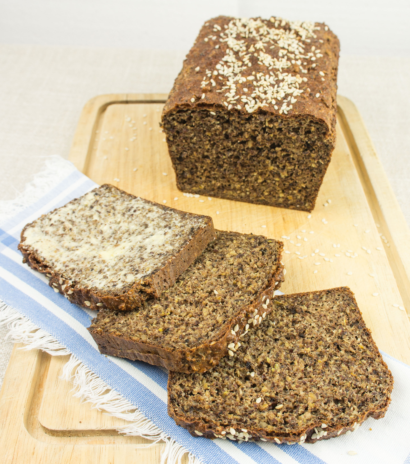 Paleoprimal Leinsamen-Topfen Brot mit Sesam