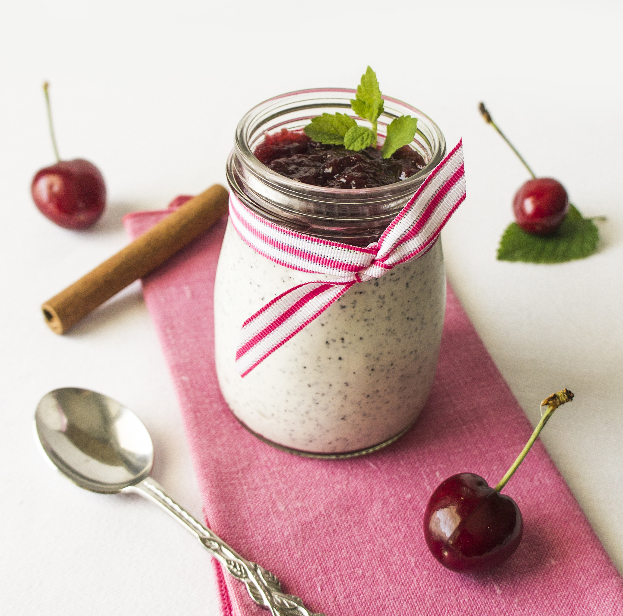 Mohn-Joghurt mit Kirsch-Amaretto-Marmelade