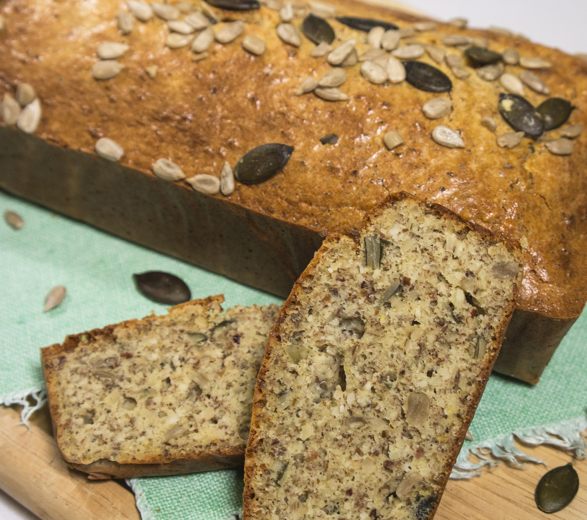 Paleo Brot mit Sonnenblumen- und Kürbiskernen