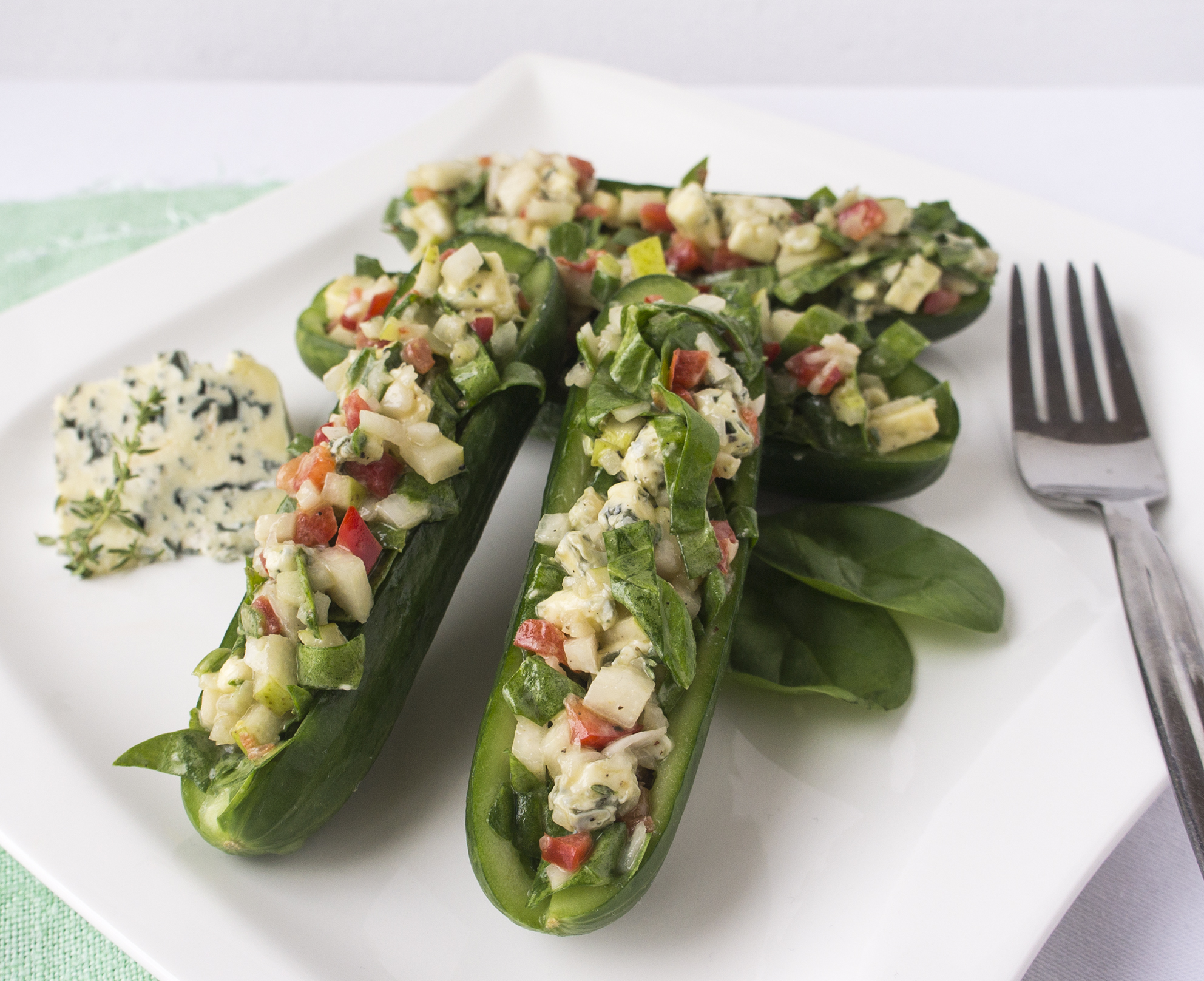 gefüllte Snack Gurke mit Blattspinat, Gorgonzola und Birne Rezept für 2 ...