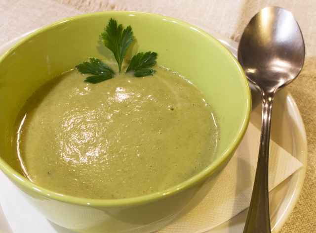 Brokkoli Suppe mit Kokosmilch