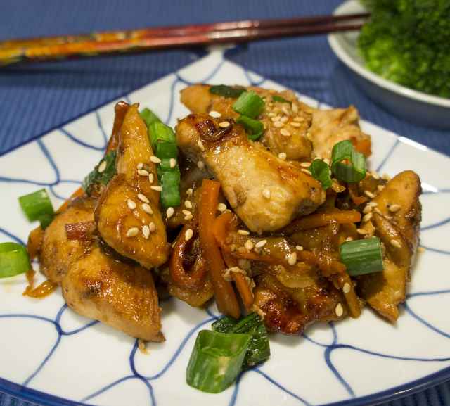 Chicken Bulgogi mit Gemüse und Sesam