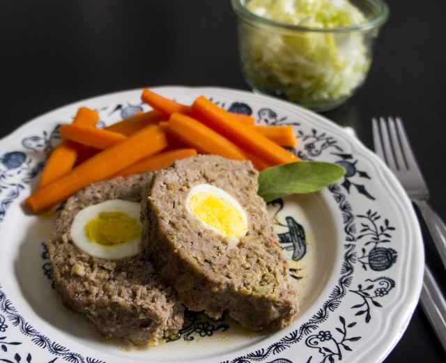 Faschierter Braten gefüllt mit Ei