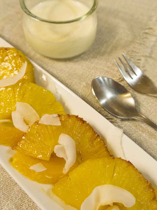 gebratene Ananas mit Joghurt-Ingwer-Dip