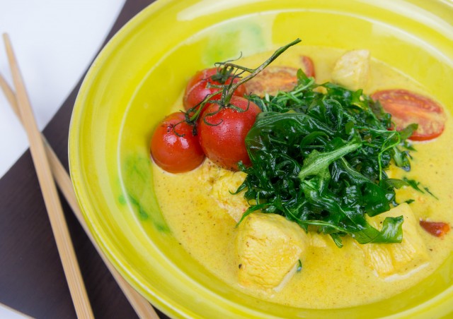 Schnelles gelbes Hühner Curry mit Tomaten und frittiertem Rucola