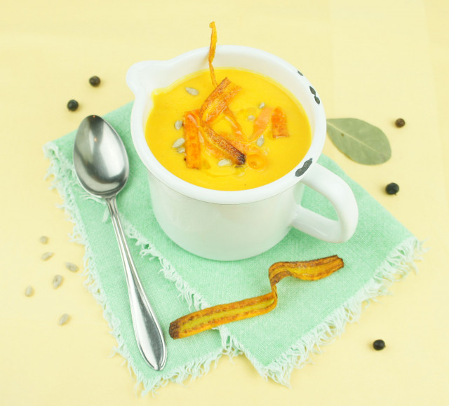Karotten-Ingwer Suppe mit Karottenchips