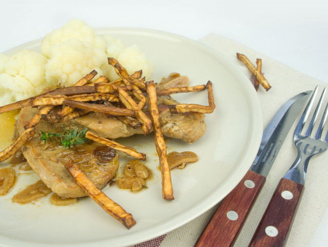 Knoblauchkotelett mit frittierten Sellerie-Sticks