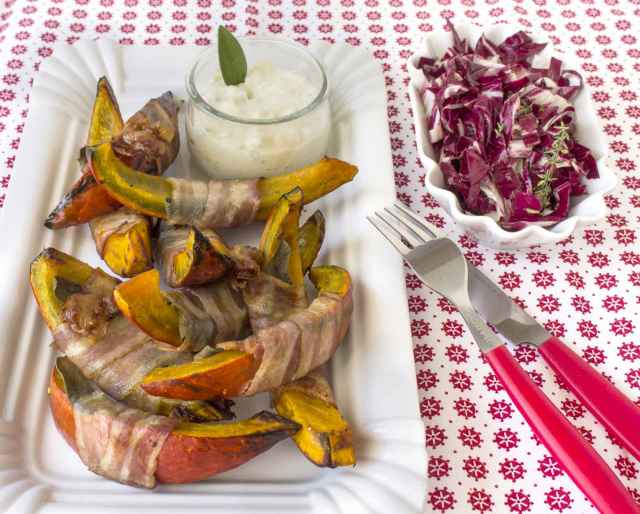 Kürbis Saltimbocca mit Blue Cheese Dip und Radicchio Salat