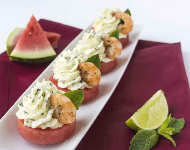 Melonentaler mit Minze-Feta-Creme und Limetten-Shrimps