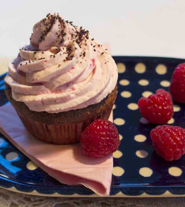 Mohn Cupcake mit Himbeer Frosting
