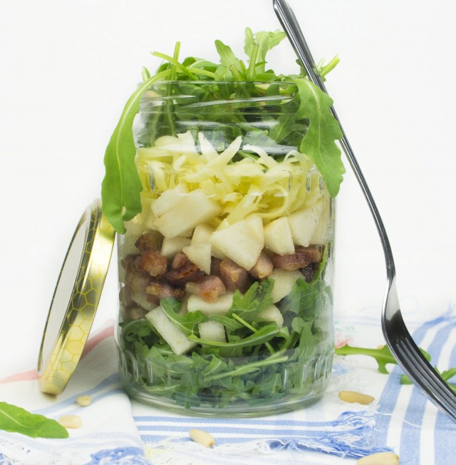 Rucola-Birnen Schichtsalat mit Speck und Bergkäse