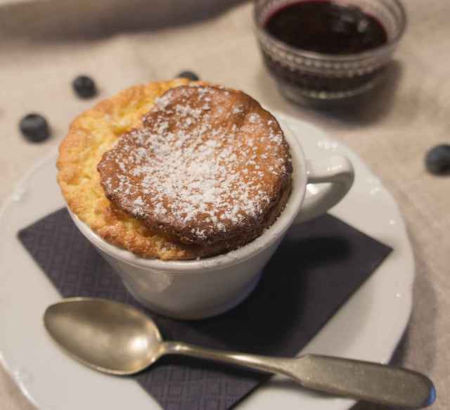 Sauerrahm Soufflé mit Heidelbeerröster