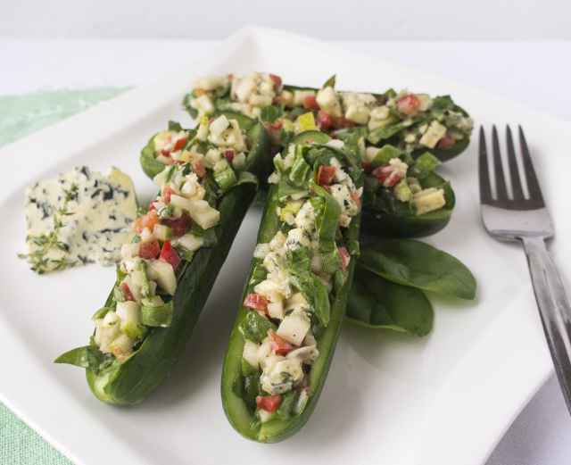 Snack Gurke gefüllt mit Blattspinat und Gorgonzola