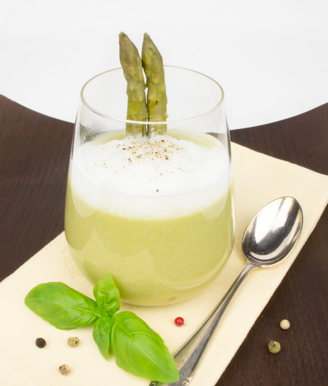 grüner Spargel Cappuccino mit Milchschaum