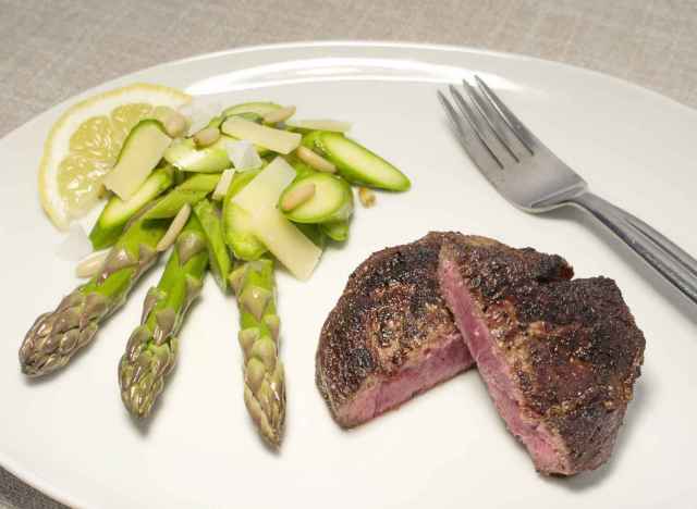 Spargel Rohkostsalat mit Rinderhüftsteak