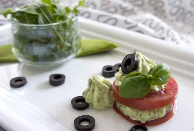 Tomatenturm mit Basilikumcreme