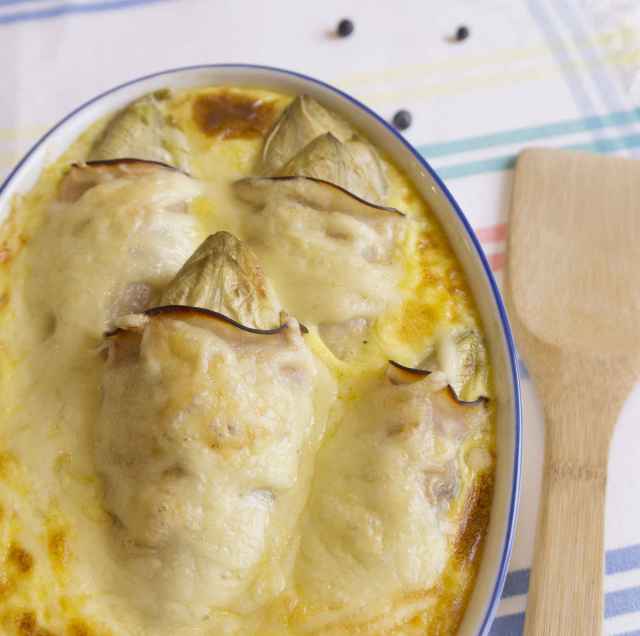 Überbackener Chicorée mit Schinken in Käsesauce