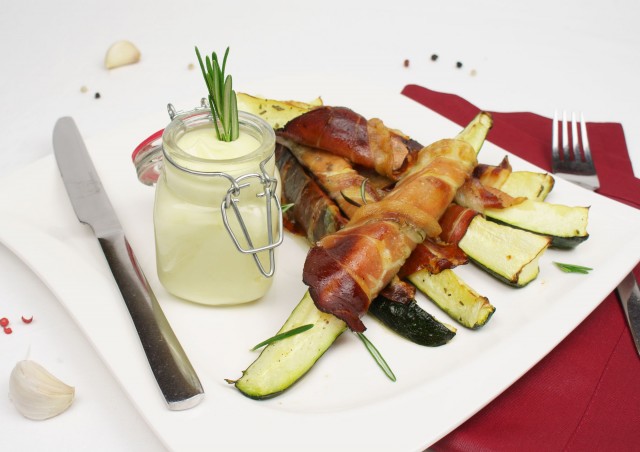 Zucchini-Speck Sticks mit Aioli