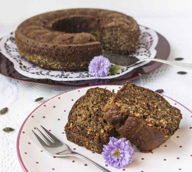 Zucchinikuchen mit Kürbiskernen