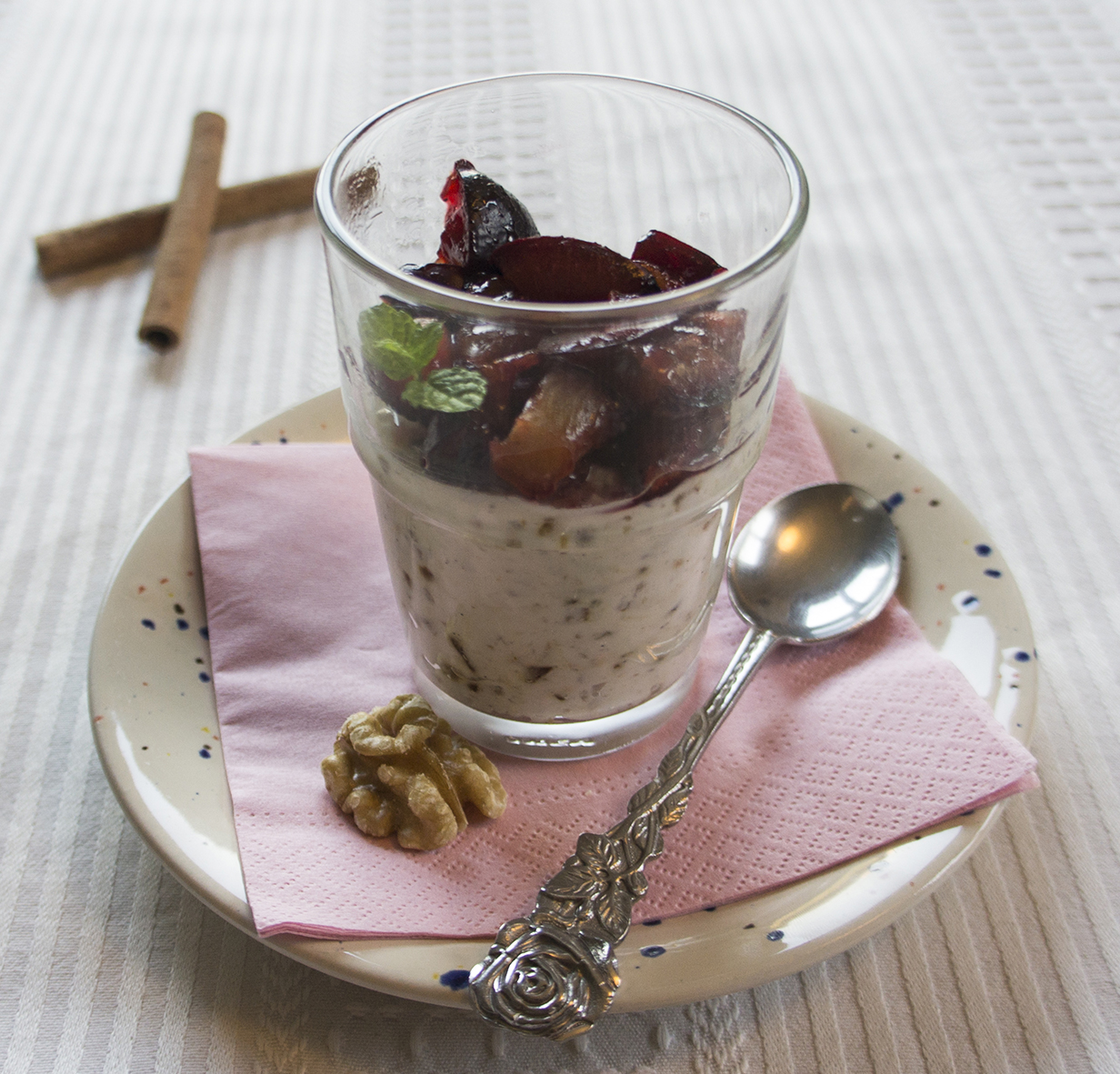 Walnusskrokant Creme mit Zwetschken